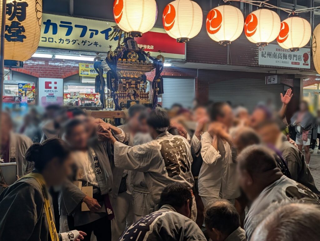 阿佐ヶ谷神明宮例大祭_夜のお神輿・盛り上がっている様子2