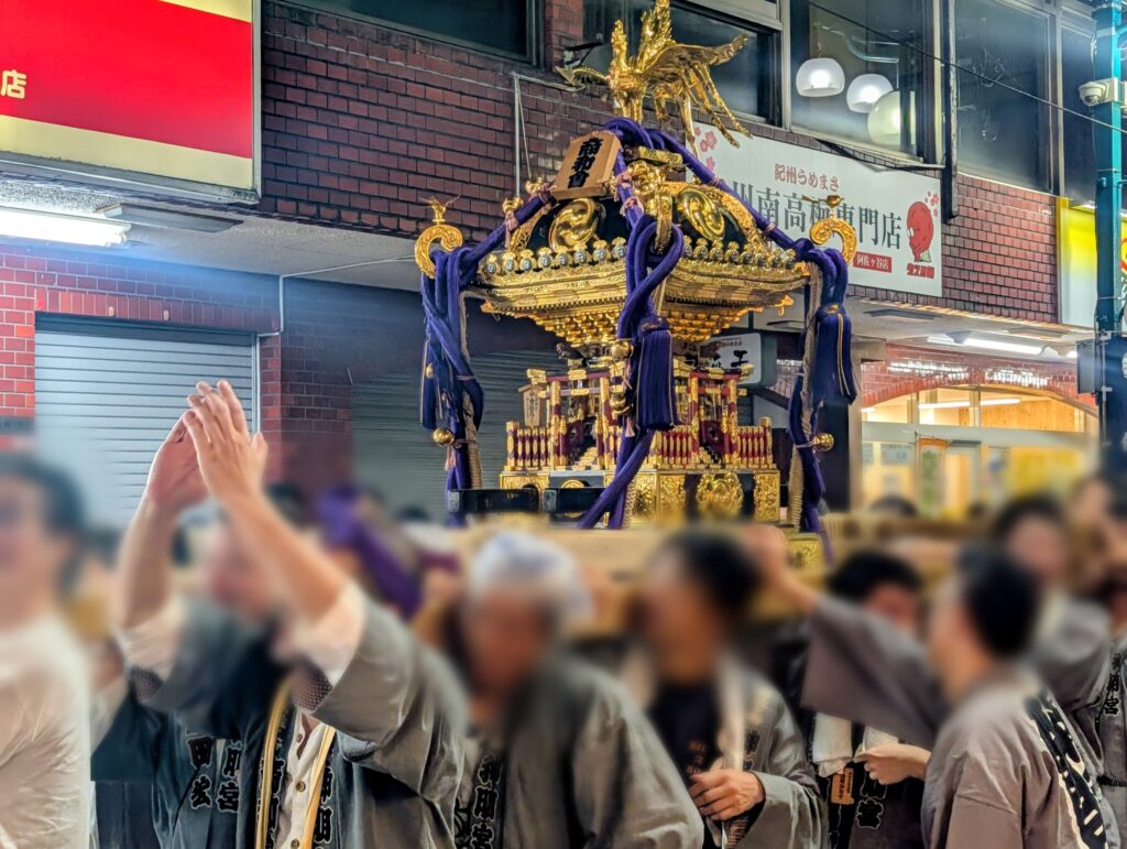 阿佐ヶ谷神明宮例大祭_夜のお神輿・盛り上がっている様子